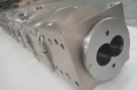 Éléments de vis et section de fût pour l'extrusion par double vis parallèle