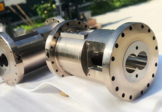 Éléments de vis et section de fût pour l'extrusion par double vis parallèle
