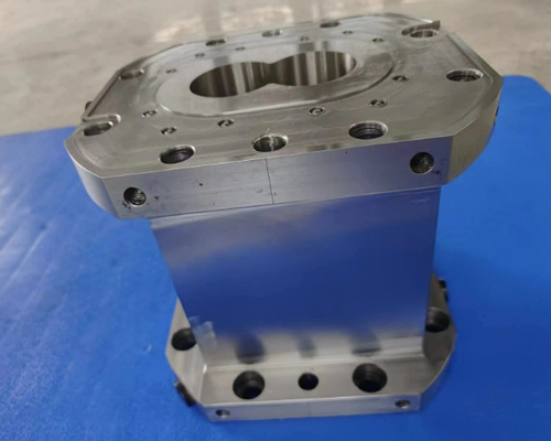 L'extrudeur est équipé d'un revêtement à manches conçu sur mesure pour des exigences d'extrusion uniques