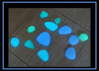 Lueur de jardin dans les pierres foncées, pierres luminescentes de couleur vert jaunâtre