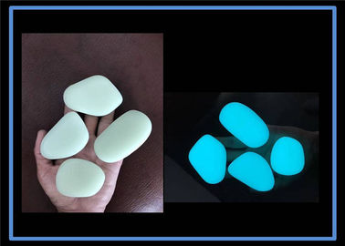 Pierres luminescentes rougeoyant dans l'obscurité
