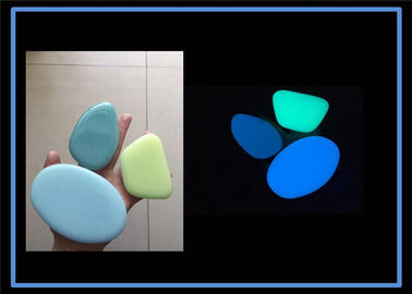 Pierres luminescentes rougeoyant dans l'obscurité