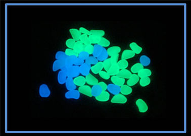 Pierre luminescente /Glow de pavé de lustre dans le caillou foncé