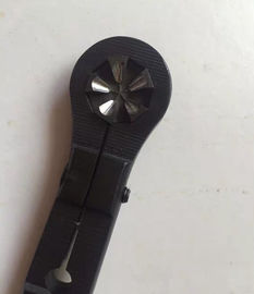 Trimmer tenu dans la main d'électrode pour les astuces de polissage de chapeau avec la bonne représentation