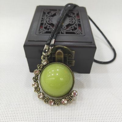 Pendant en pierre luminescent protégé contre les agents toxiques radioactif femelle