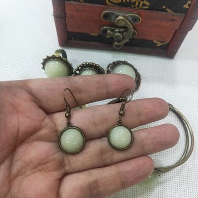 La lueur dans les bijoux foncés de résine a placé avec le modèle de mode