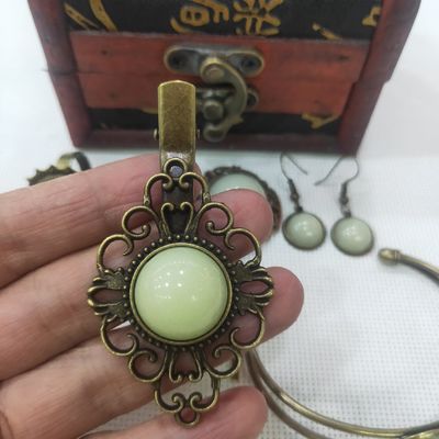 La lueur dans les bijoux foncés de résine a placé avec le modèle de mode