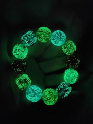 Lueur dans les ficelles en verre foncées de main de différentes couleurs