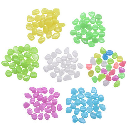 Lueur colorée dans les cailloux foncés de jardin pour la pierre lumineuse de décoration de jardin