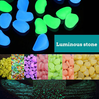 Lueur colorée dans les cailloux foncés de jardin pour la pierre lumineuse de décoration de jardin