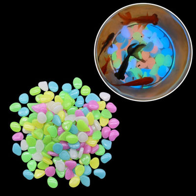 Lueur colorée dans les cailloux foncés de jardin pour la pierre lumineuse de décoration de jardin
