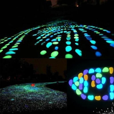 Lueur colorée dans les cailloux foncés de jardin pour la pierre lumineuse de décoration de jardin